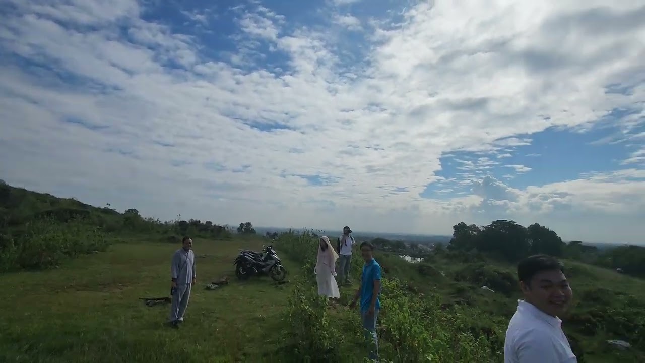 Mọi người đứng trên đồi cỏ nhìn ra thị trấn, buổi sáng ở Retreat Vun Gốc Bình An
