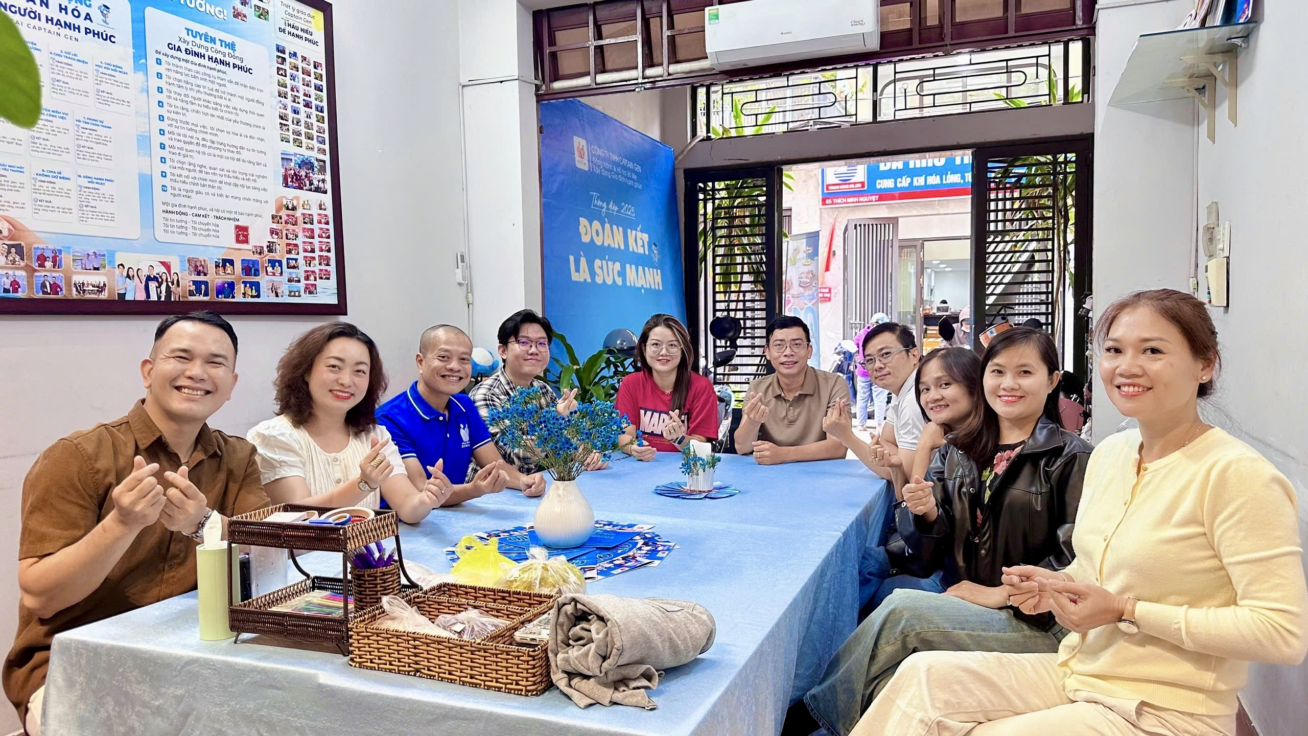 Đội ngũ Captain Gen cùng Mr. Sĩ và Mr. Kiệt Nguyễn trong một buổi sinh hoạt