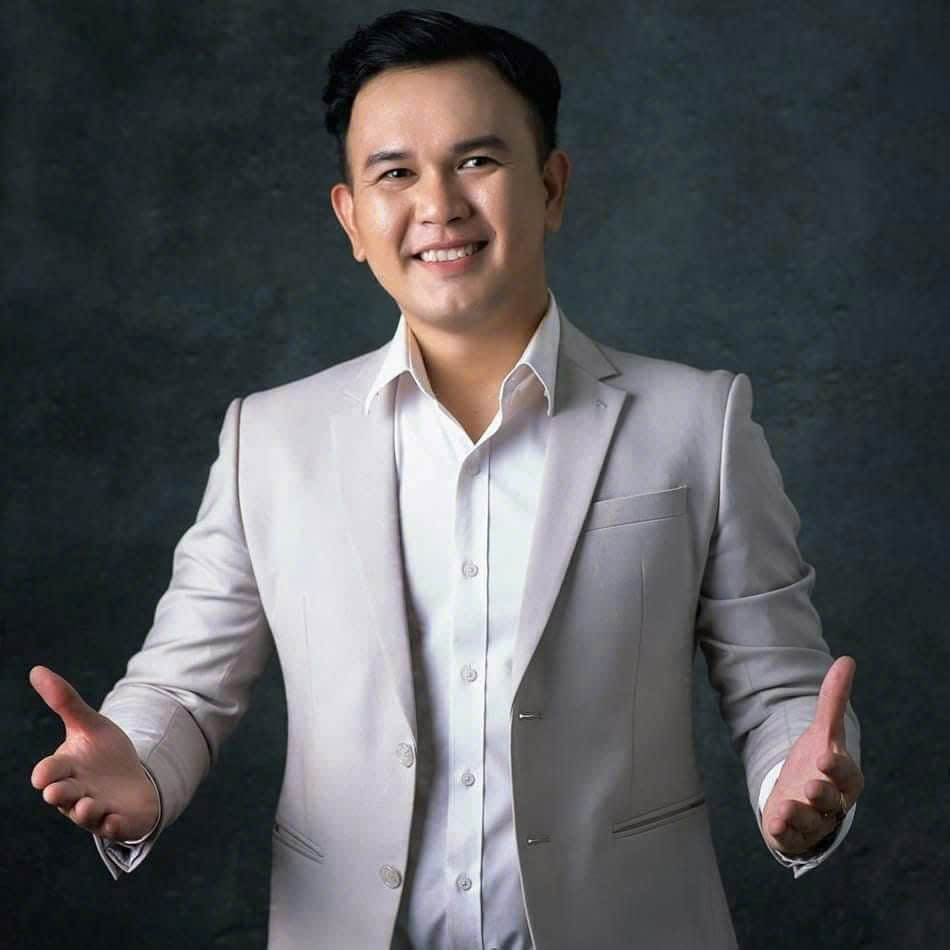 Mr. Kiệt Nguyễn mặc vest, mỉm cười