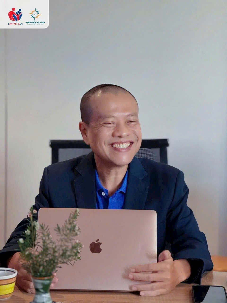 Mr. Sĩ cười tươi trong buổi gọi video, ngồi cùng laptop