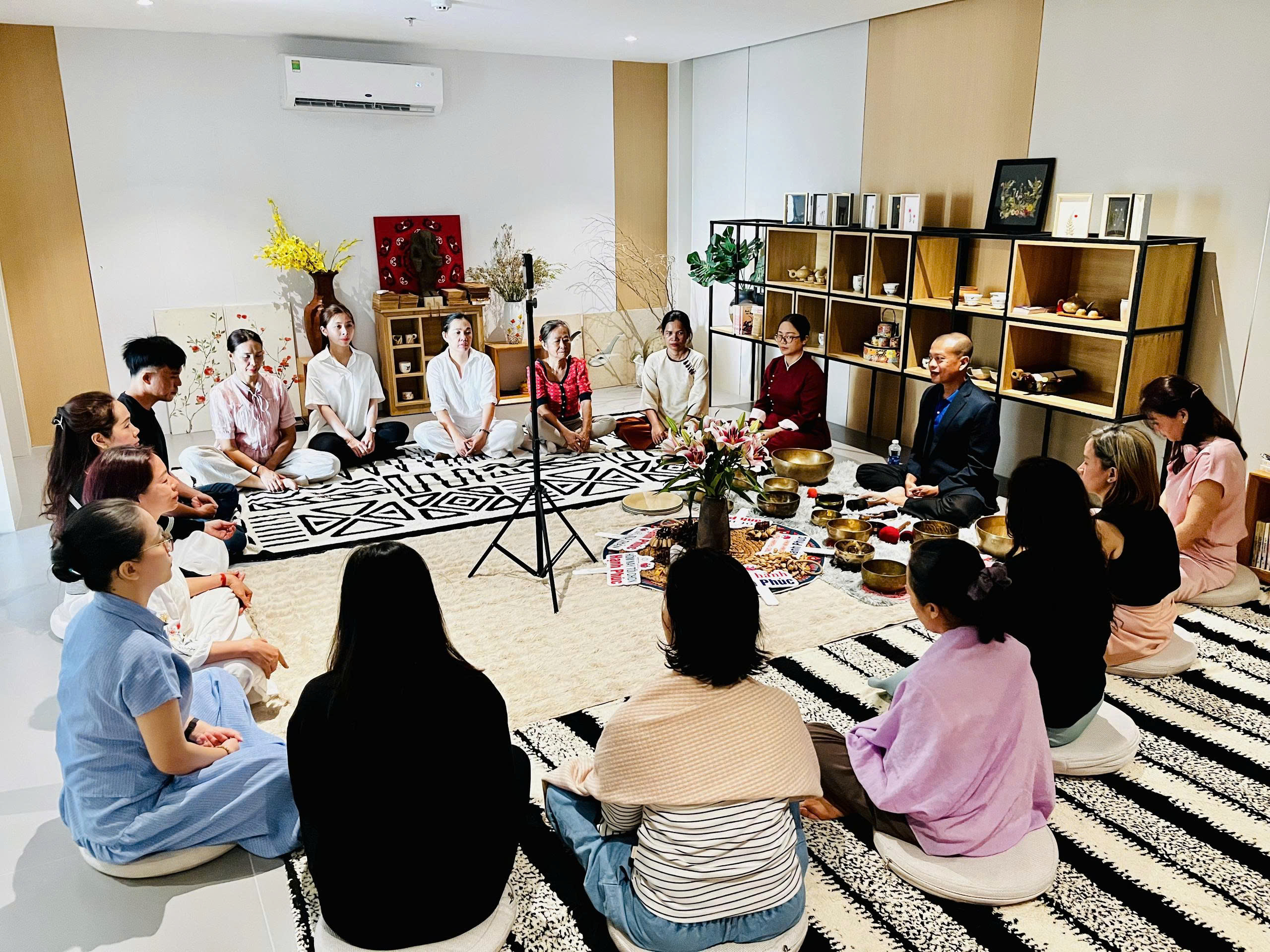 Vòng tròn thực hành Hạnh Phúc Tự Thân, mọi người ngồi quanh chuông xoay lắng nghe