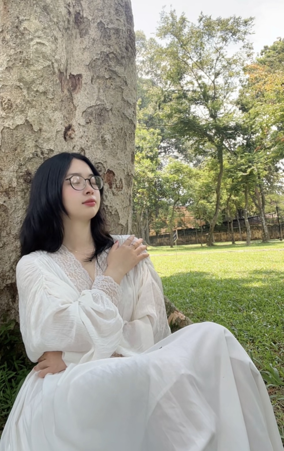 Tú Xương ngồi tựa gốc cây, tay đặt lên ngực, lắng nghe nội tâm