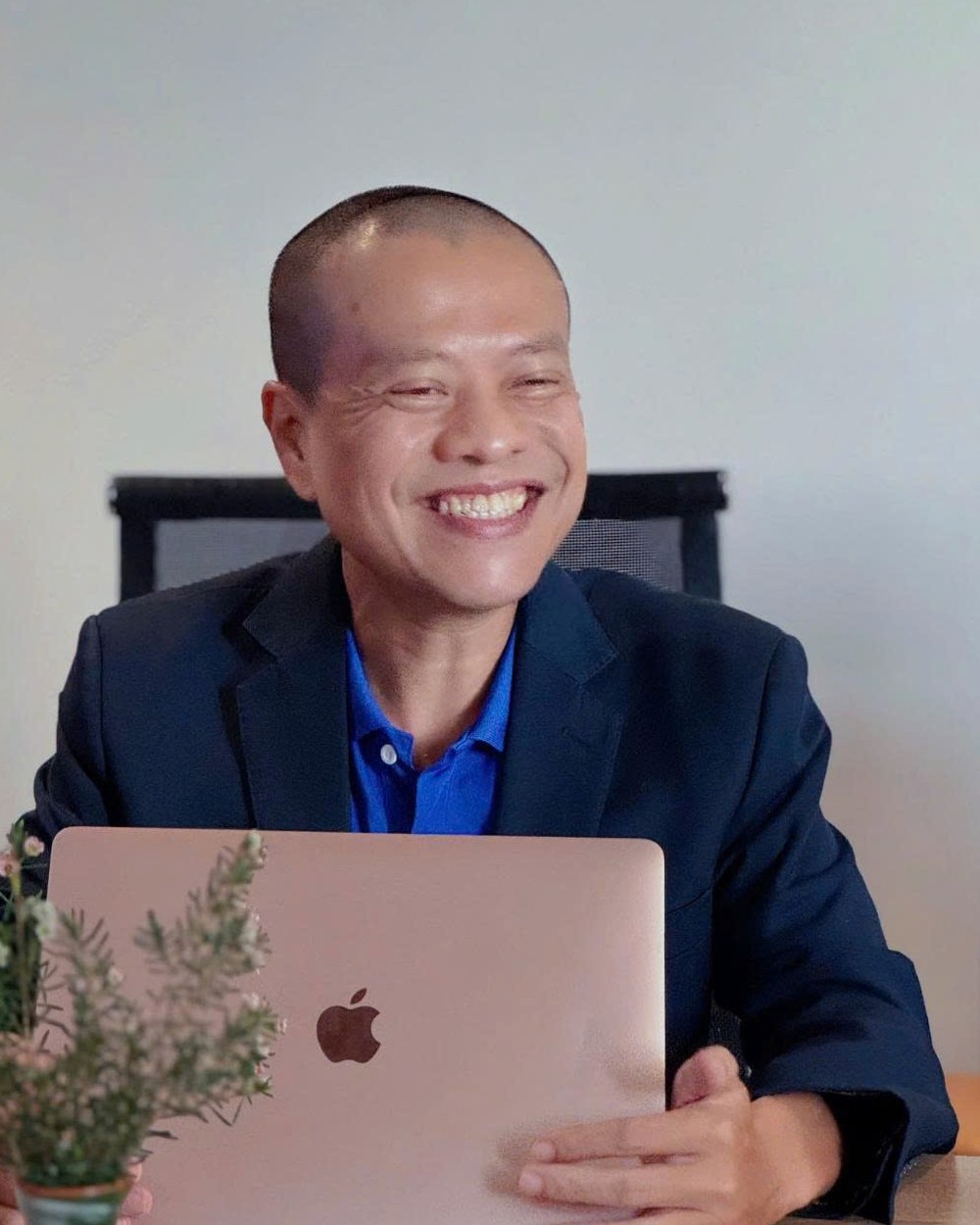 Mr. Sĩ cười tươi, ngồi cùng laptop